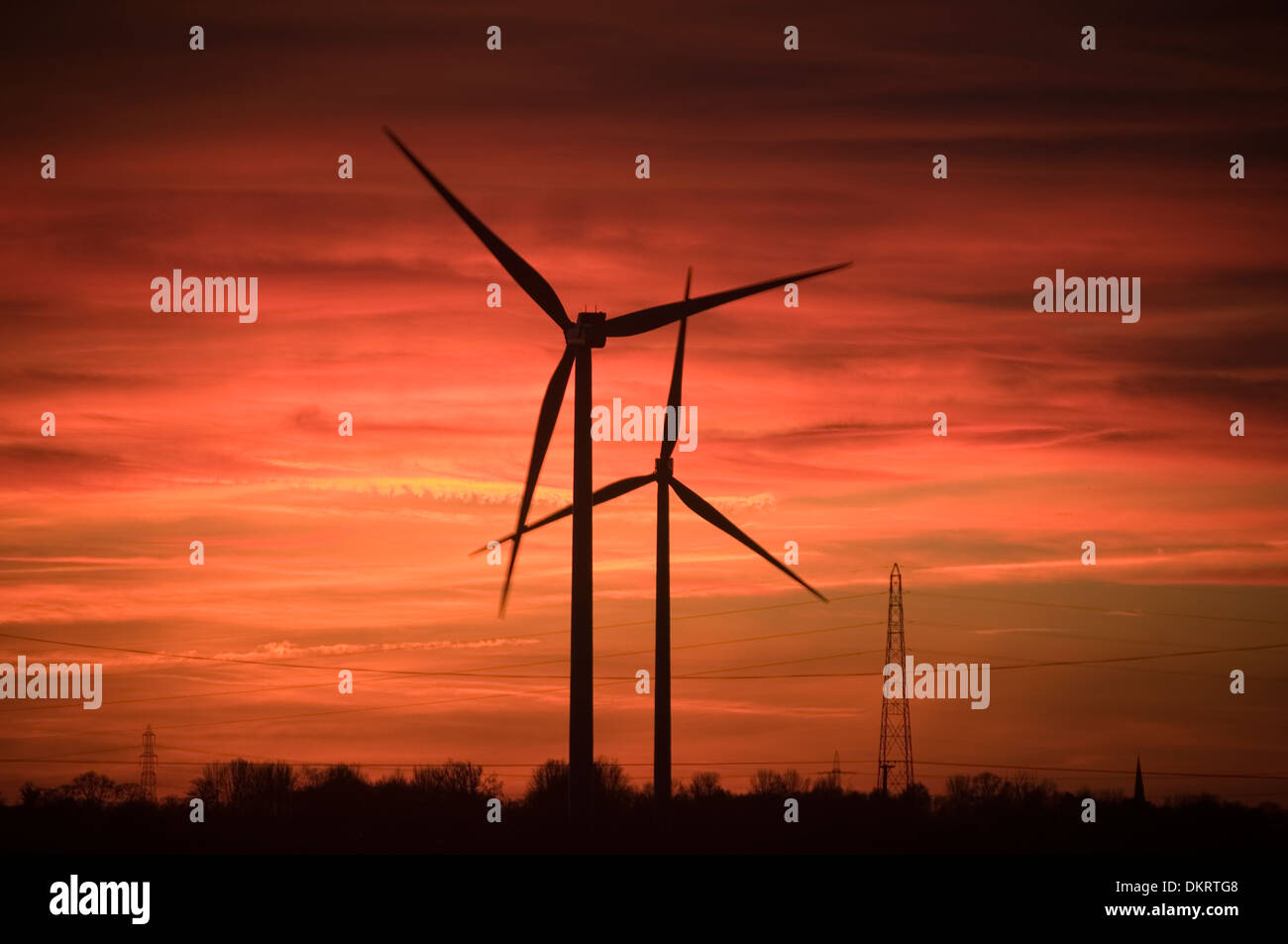 Turbina eolica sovvenzioni sovvenzionate di potenza tariffe verdi tariffa bollette di potenza le società del settore energetico di bill elettricità tramonti tramonto turbi Foto Stock