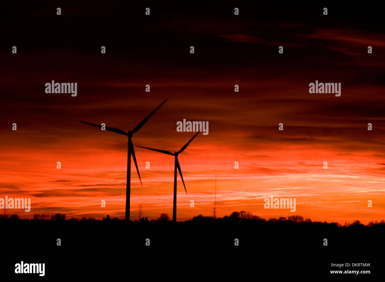 Turbina eolica sovvenzioni sovvenzionate di potenza tariffe verdi tariffa bollette di potenza le società del settore energetico di bill elettricità tramonti tramonto turbi Foto Stock