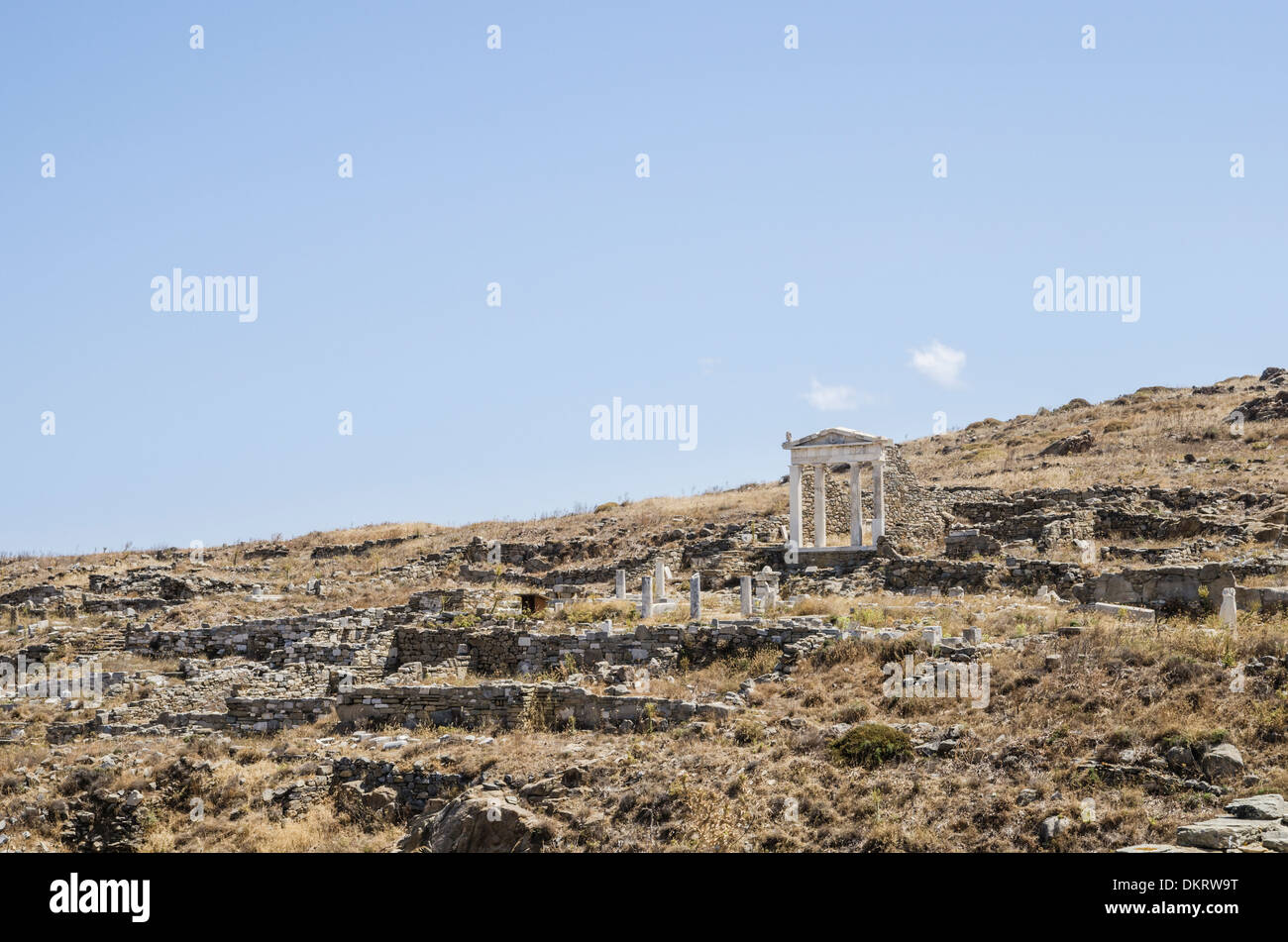 Parte restaurato il tempio di Iside si affaccia sull'Isola di Delos, paesaggio Delos, Cicladi Grecia Foto Stock