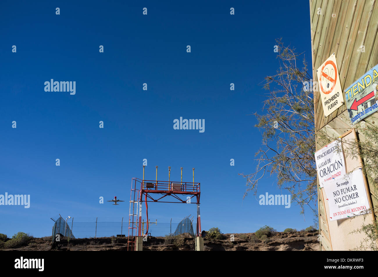 Luci di segnale alla fine della pista di atterraggio all'aeroporto di Tenerife Sur e ingresso alla grotta di Hermano Pedro, El Medano Tenerife Foto Stock