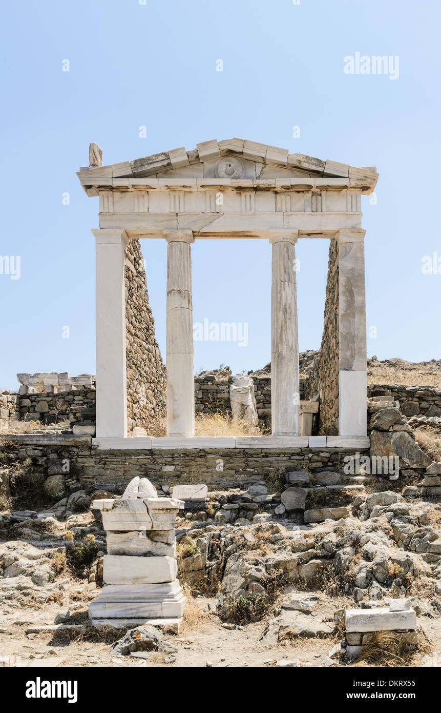 Parte restaurato il tempio di Iside, Delos, Cicladi Grecia Foto Stock