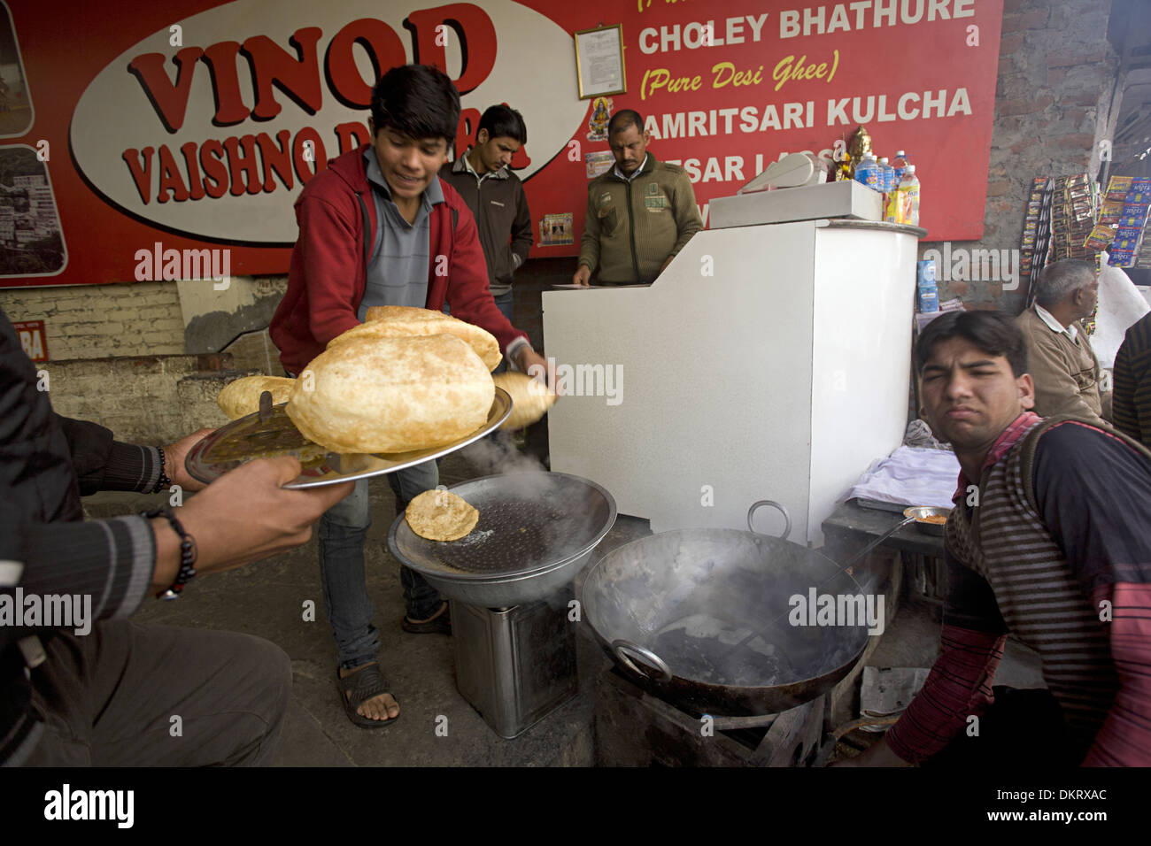 Chole bhature fornitore. Chole sono piccante di ceci e bhatoora è pane fritto (fatta di maida farina), India Foto Stock