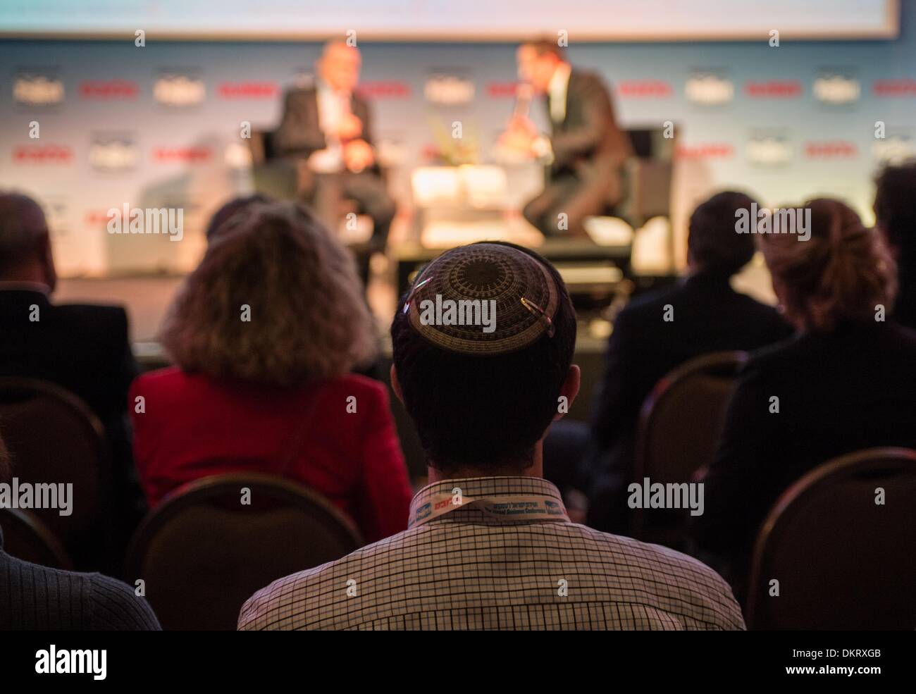 Tel Aviv, 9 dicembre, 2013. Un uomo che indossa una Kippa assiste il 2013 Israele Business Conference presso il David InterContinental Hotel di Tel Aviv, Israele, l'8 dicembre 2013. I globi annuale Business Conference, svoltasi il 8-9 Dicembre, affronta le sfide economiche nel 2013 e mira ad identificare le misure e le soluzioni per ottenere un futuro migliore. La conferenza di due giorni sarà frequentato da più di 3 mila partecipanti provenienti da Israele e a tutto il mondo. Credito: Xinhua/Alamy Live News Foto Stock