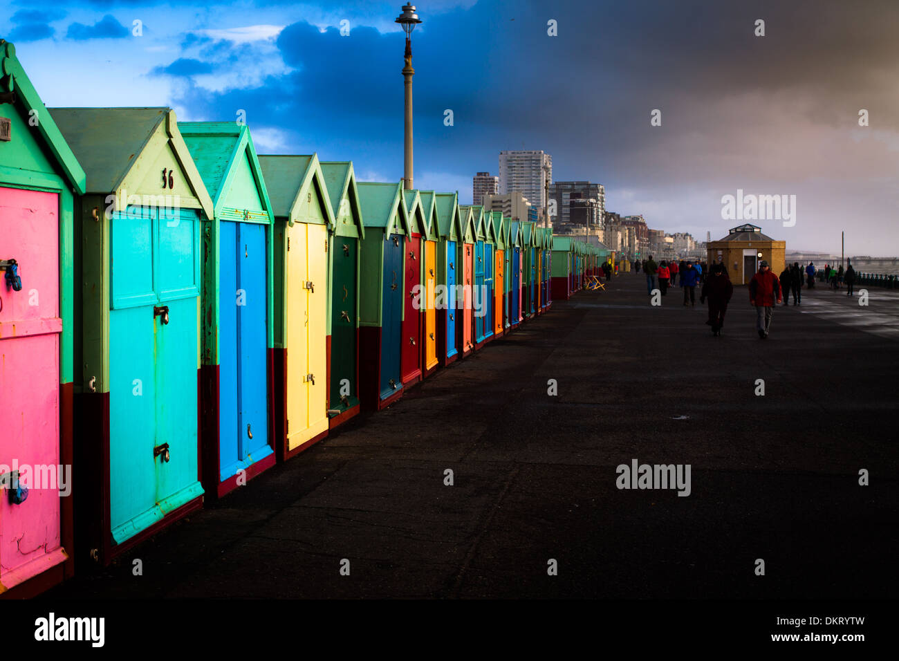 Cabine sulla spiaggia, sul lungomare a Hove Foto Stock