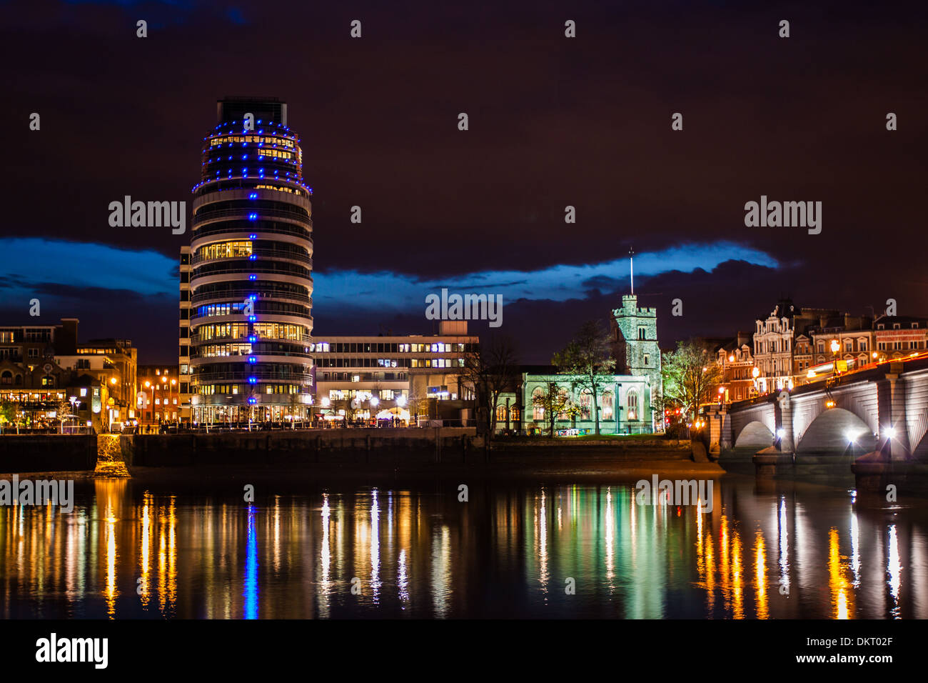 Scena di fiume scattata di notte di putney nella zona ovest di Londra Foto Stock