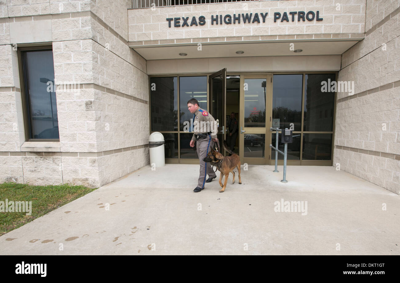 Texas Department of Public Safety Officer con il cane che ha recentemente completato il canino programma di formazione Foto Stock