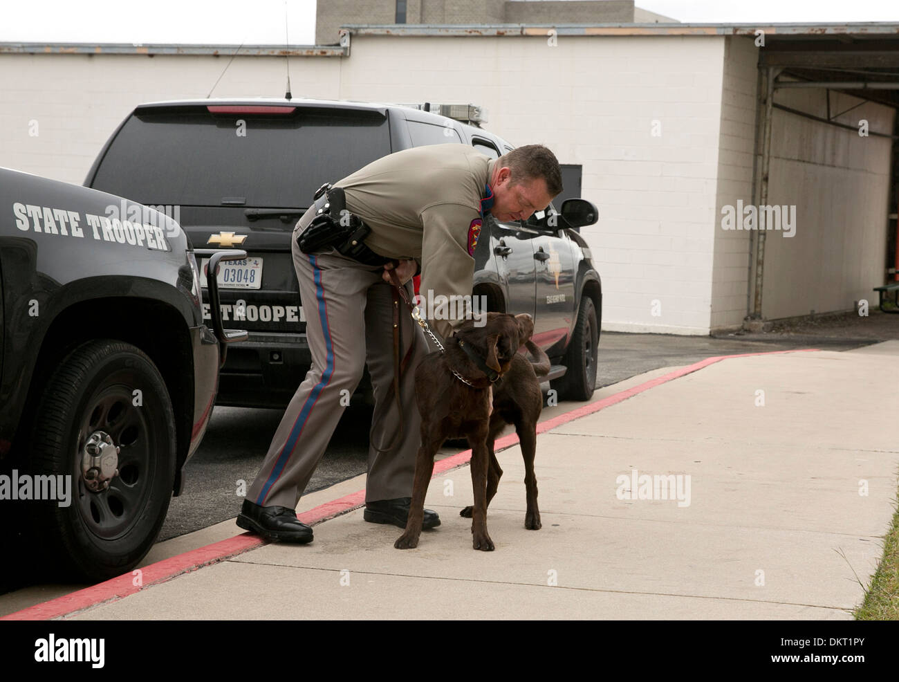 Texas Department of Public Safety Officer con il cane che ha recentemente completato il canino programma di formazione Foto Stock