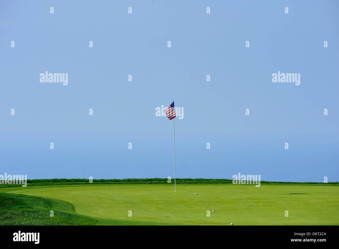 Jan 31, 2010 - San Diego, California, Stati Uniti d'America - palline da golf sono schierate sul tredicesimo green al campo da Golf di Torrey Pines, durante gli agricoltori assicurazioni aperto in San Diego. La bandiera americana pin è stato in apprezzamento per militari locali. (Credito Immagine: © KC Alfred/ZUMA Press) Foto Stock