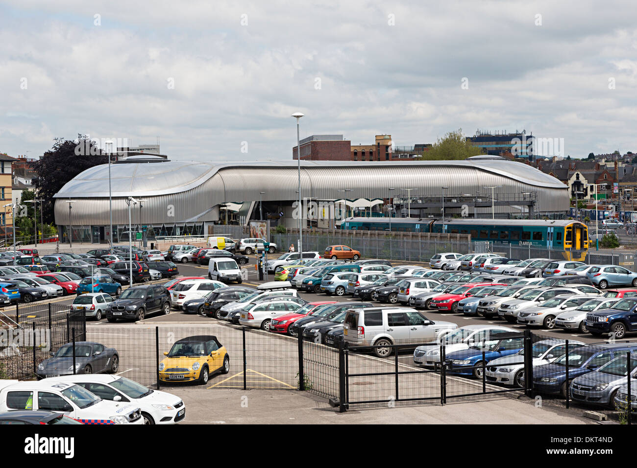 Parcheggio auto presso la stazione ferroviaria, newport gwent, Wales, Regno Unito Foto Stock