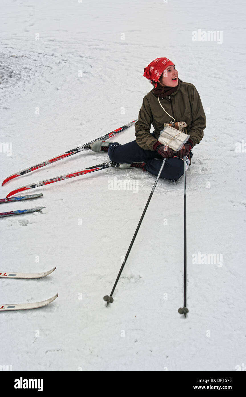 Inverno Sci orienteering la concorrenza. Caduta del giovane sportive dopo la finitura. Foto Stock