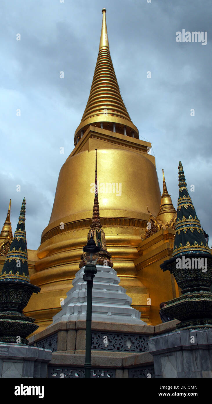 Golden stupa al palazzo reale di Bangkok Foto Stock