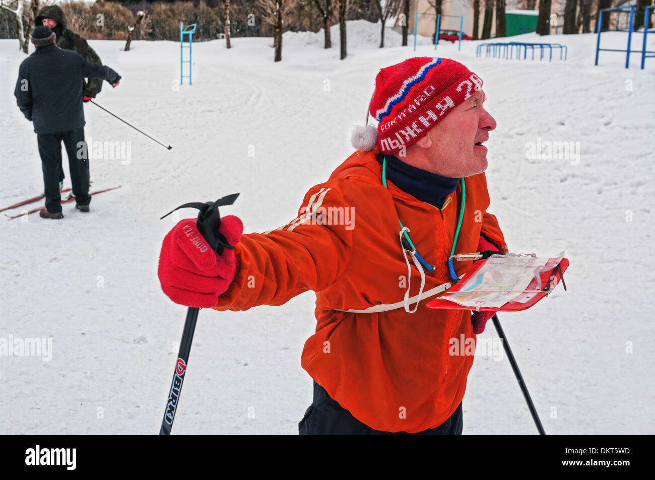 Inverno Sci orienteering concorrenza.veterano dopo fine. Foto Stock