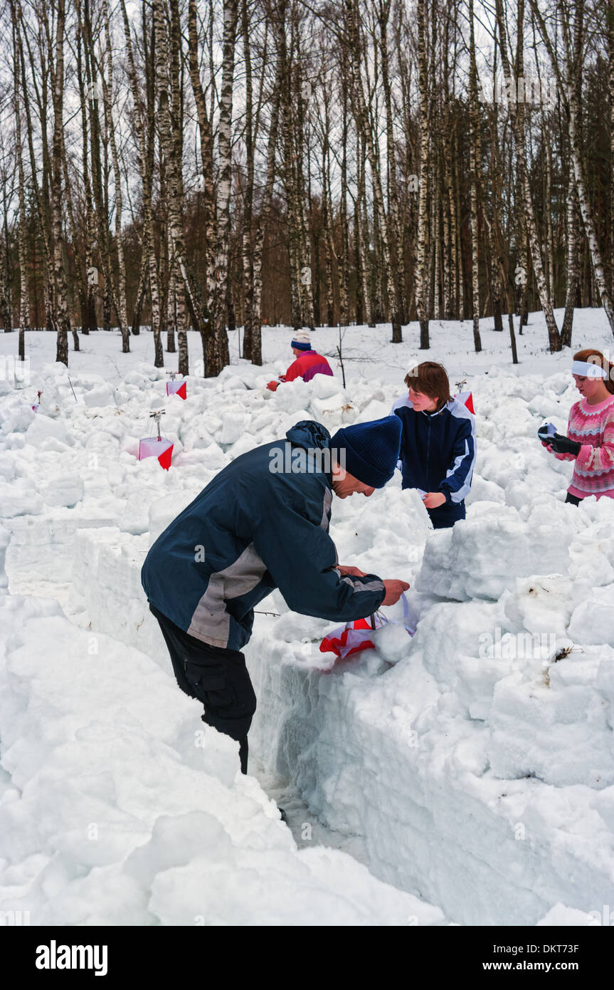 In inverno la concorrenza di orienteering - neve labirinto - Marchio nel punto di controllo di un elenco di route. Foto Stock