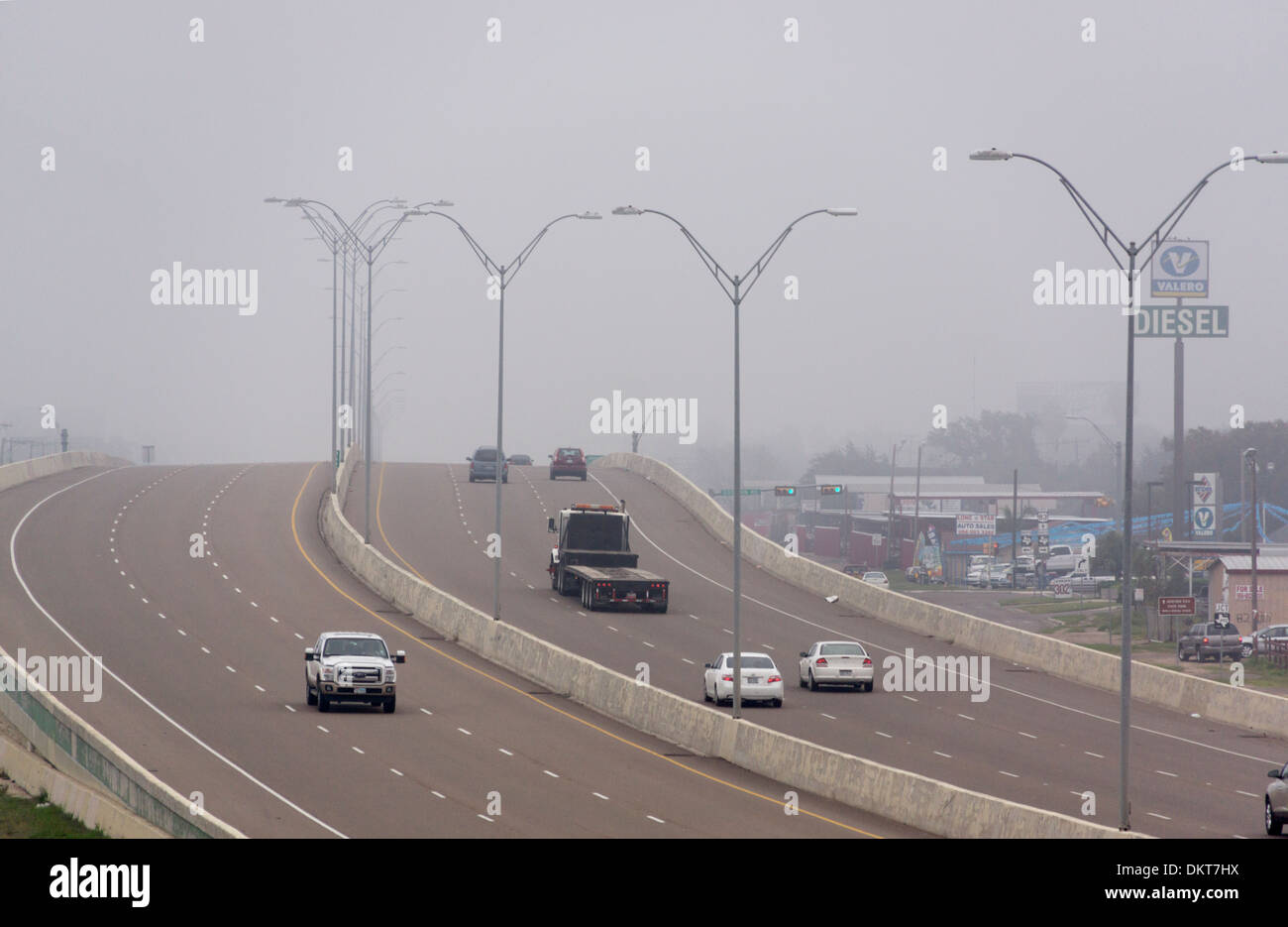 Guardando ad est negli Stati Uniti. Interstate 2 in prossimità di missione, TX. Si tratta di un fresco, nebbiosa mattina di dicembre. Foto Stock