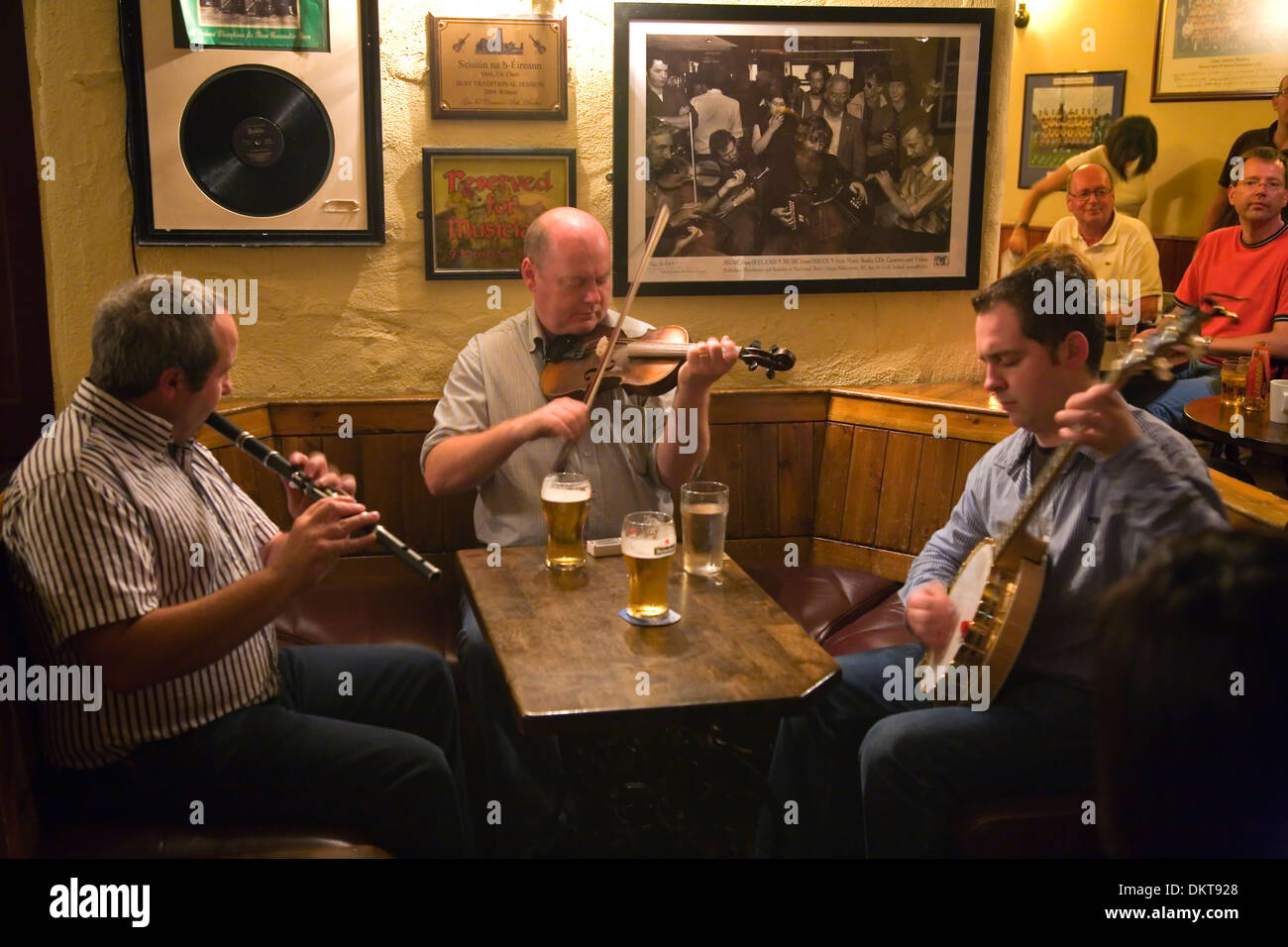 La musica tradizionale irlandese. Doolin, County Clare, Irlanda. Foto Stock