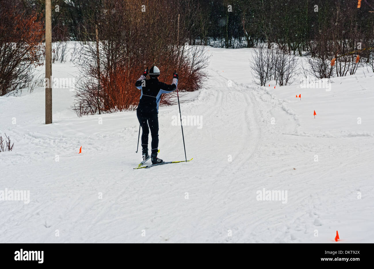 Inverno Sci orienteering la concorrenza. La donna lo scorrimento sugli sci. Foto Stock