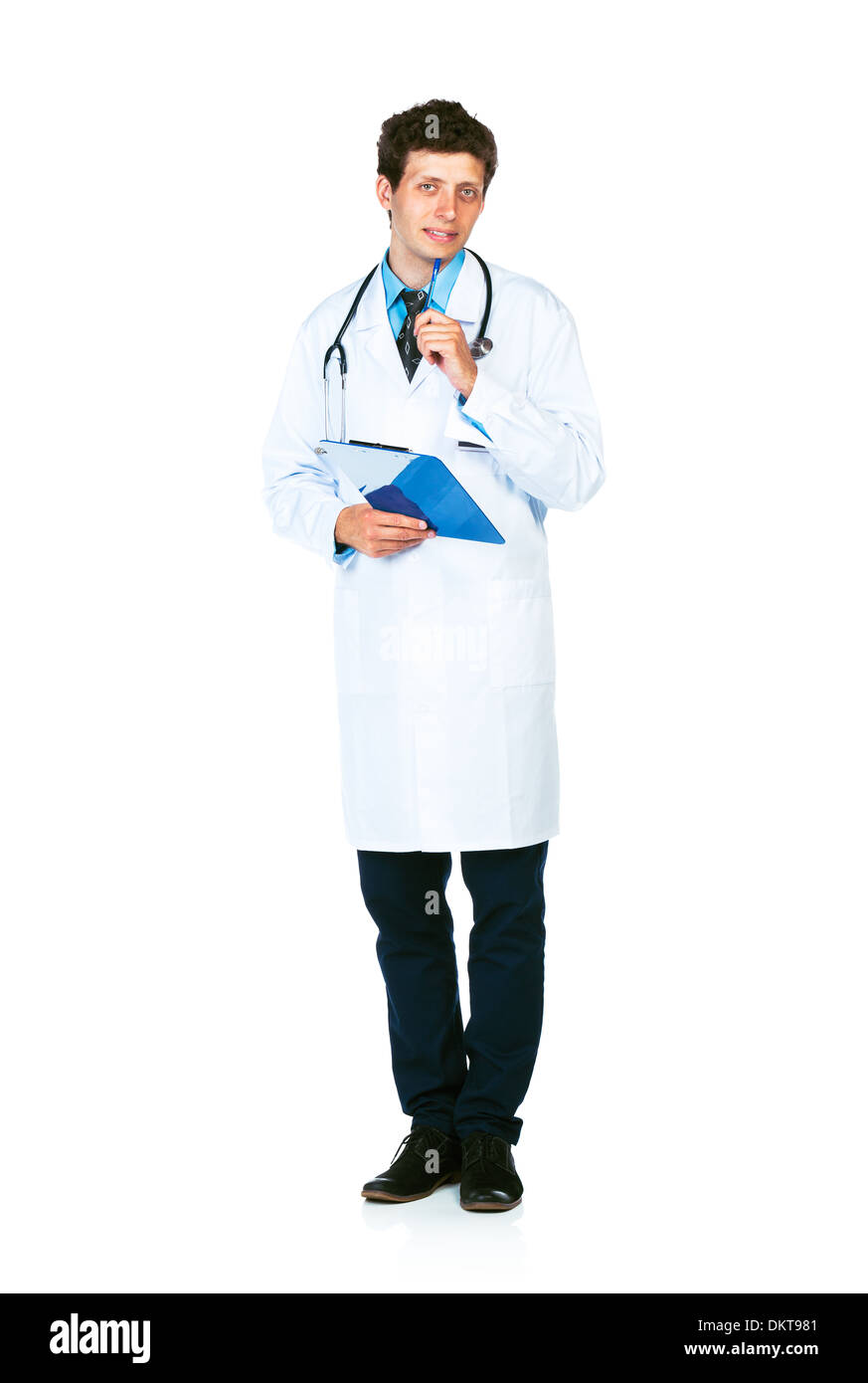 A piena lunghezza Ritratto di un medico di sesso maschile tenendo un blocco note su sfondo bianco Foto Stock