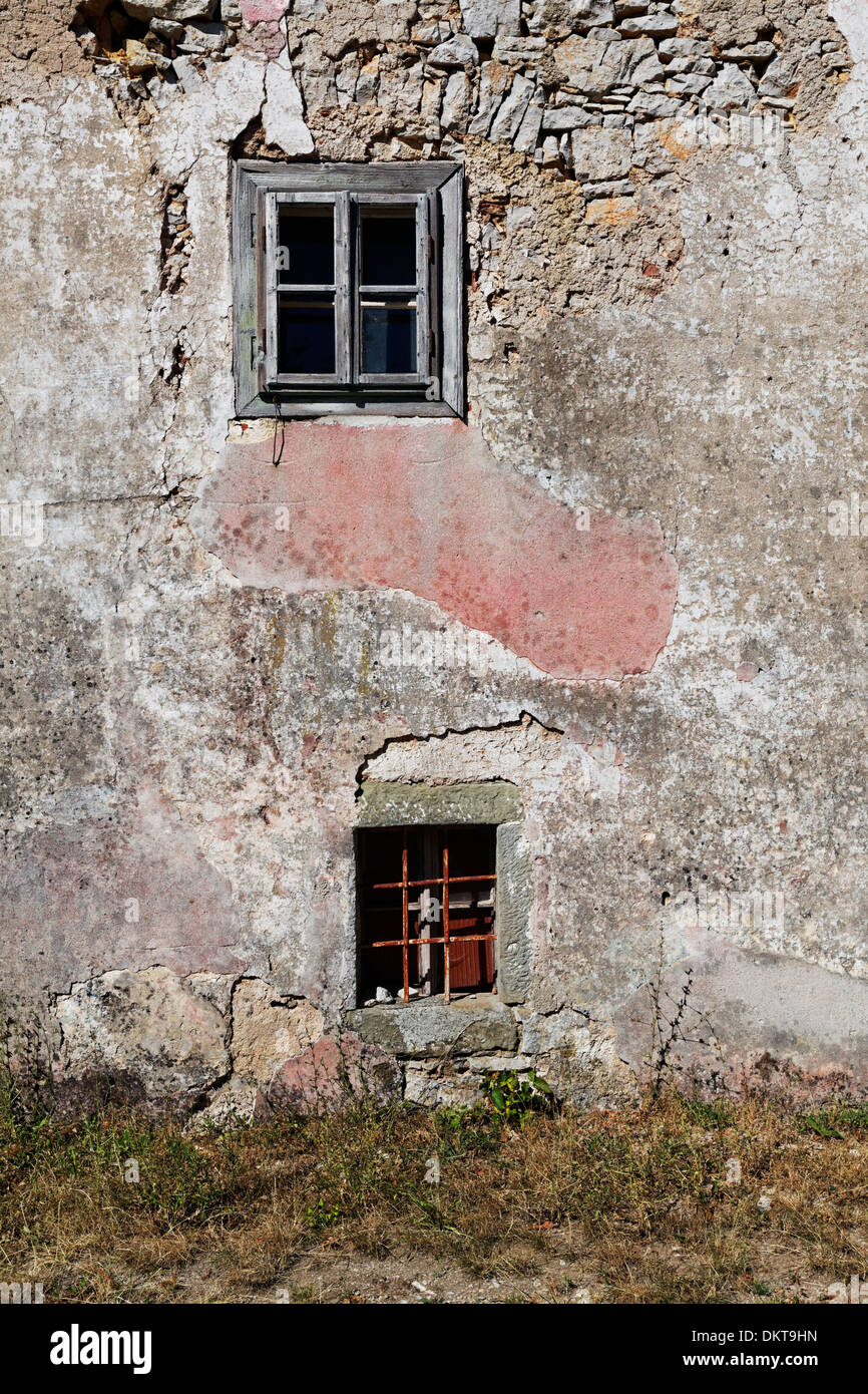 Windows in casa con peeling intonaco della parete di rendering, Kozina, Slovenia Foto Stock