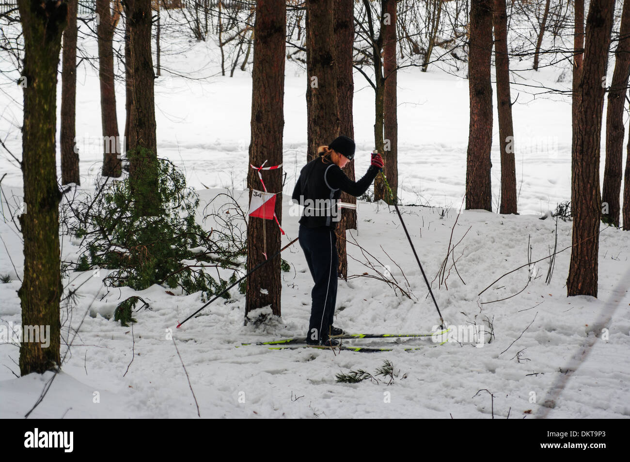 Inverno Sci orienteering concorrenza.Il punto di controllo nella foresta. Foto Stock