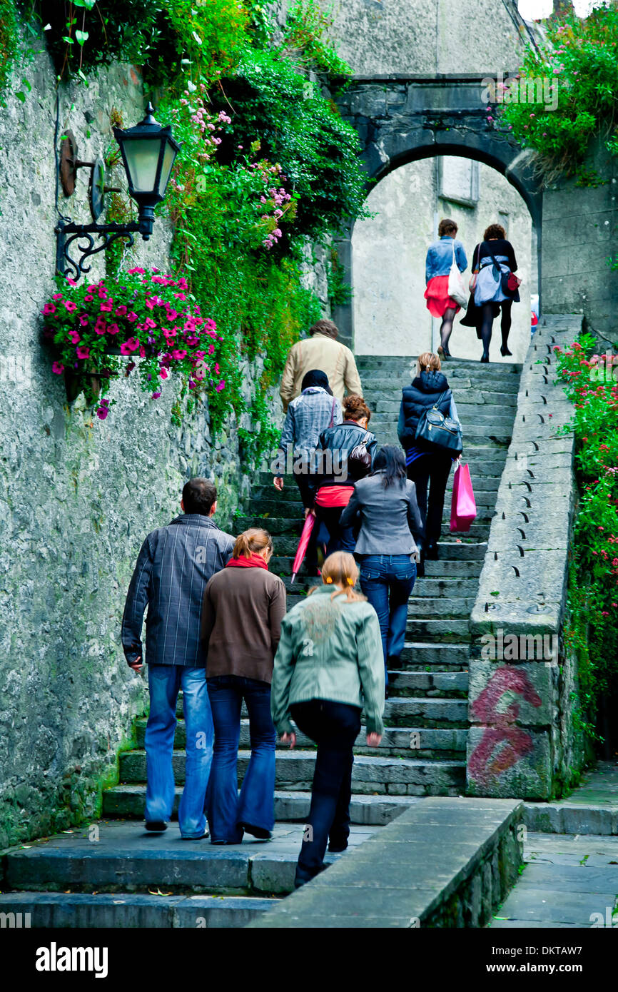 Un gruppo di persone in una città. Foto Stock