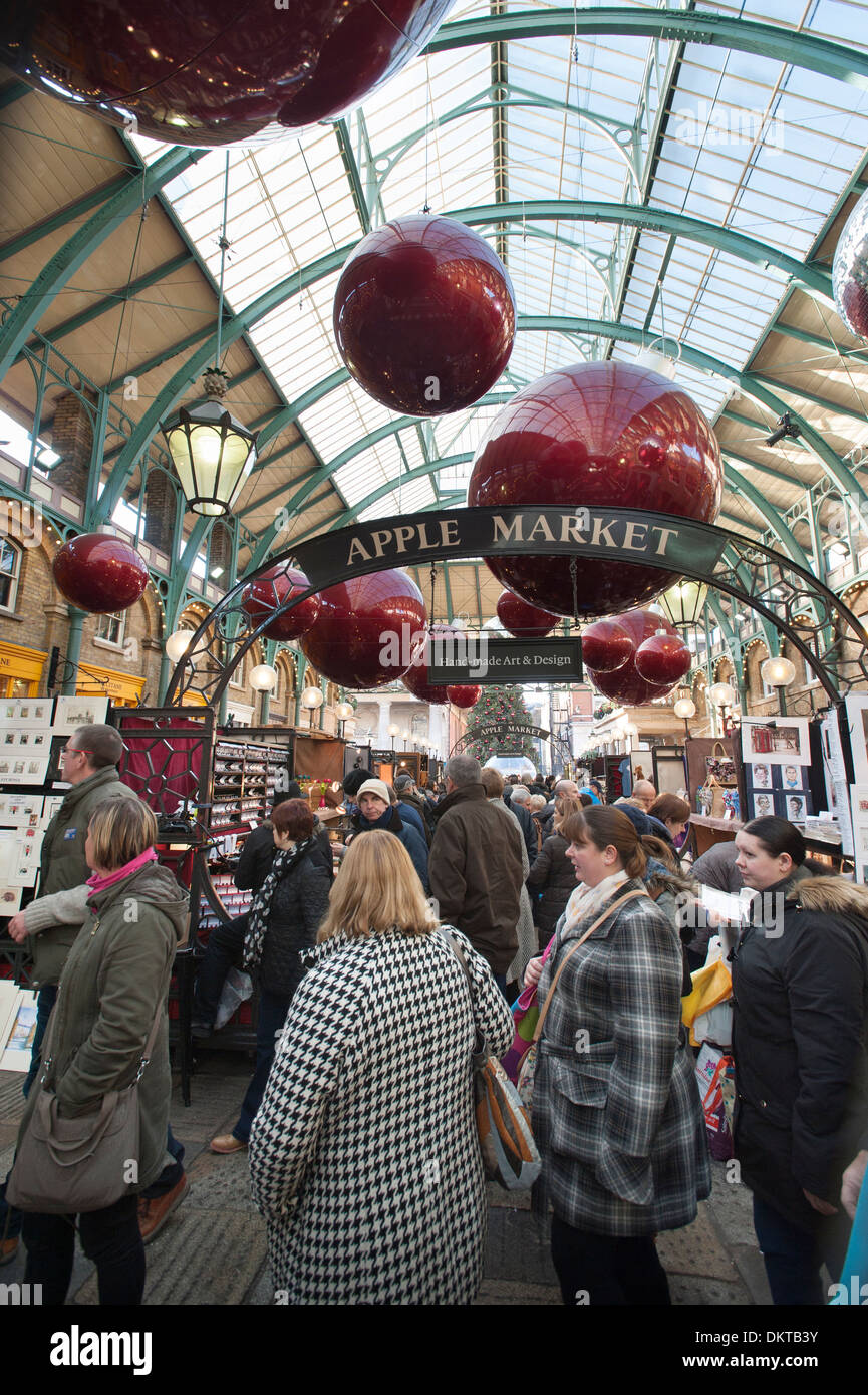 Shopping di Natale presso il mercato di Apple, Covent Garden di Londra, Inghilterra Foto Stock