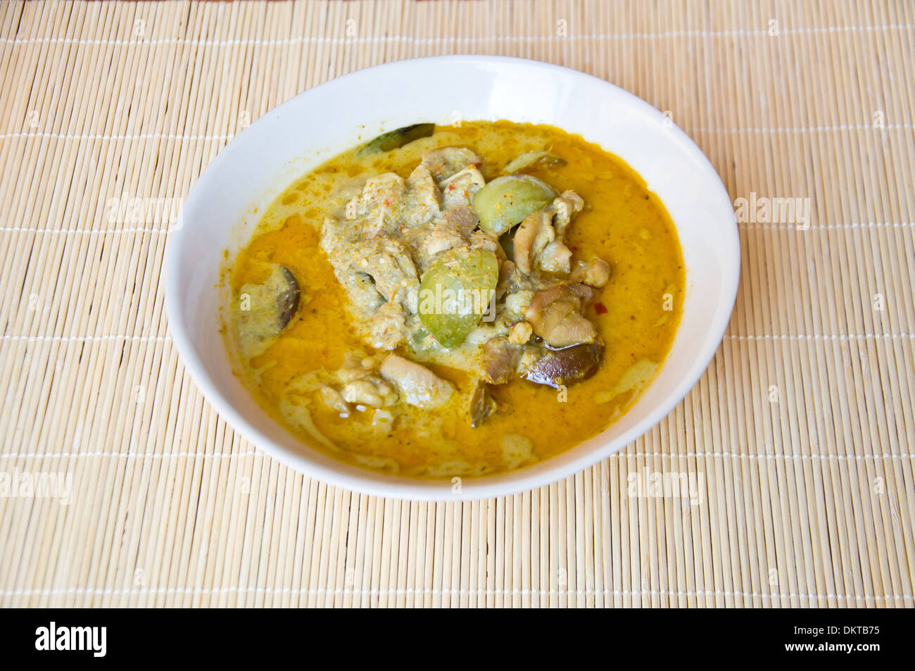 Delizioso cibo tailandese KAENG chiamata WAN KEAW KAI dal pollo e curry piccante Foto Stock