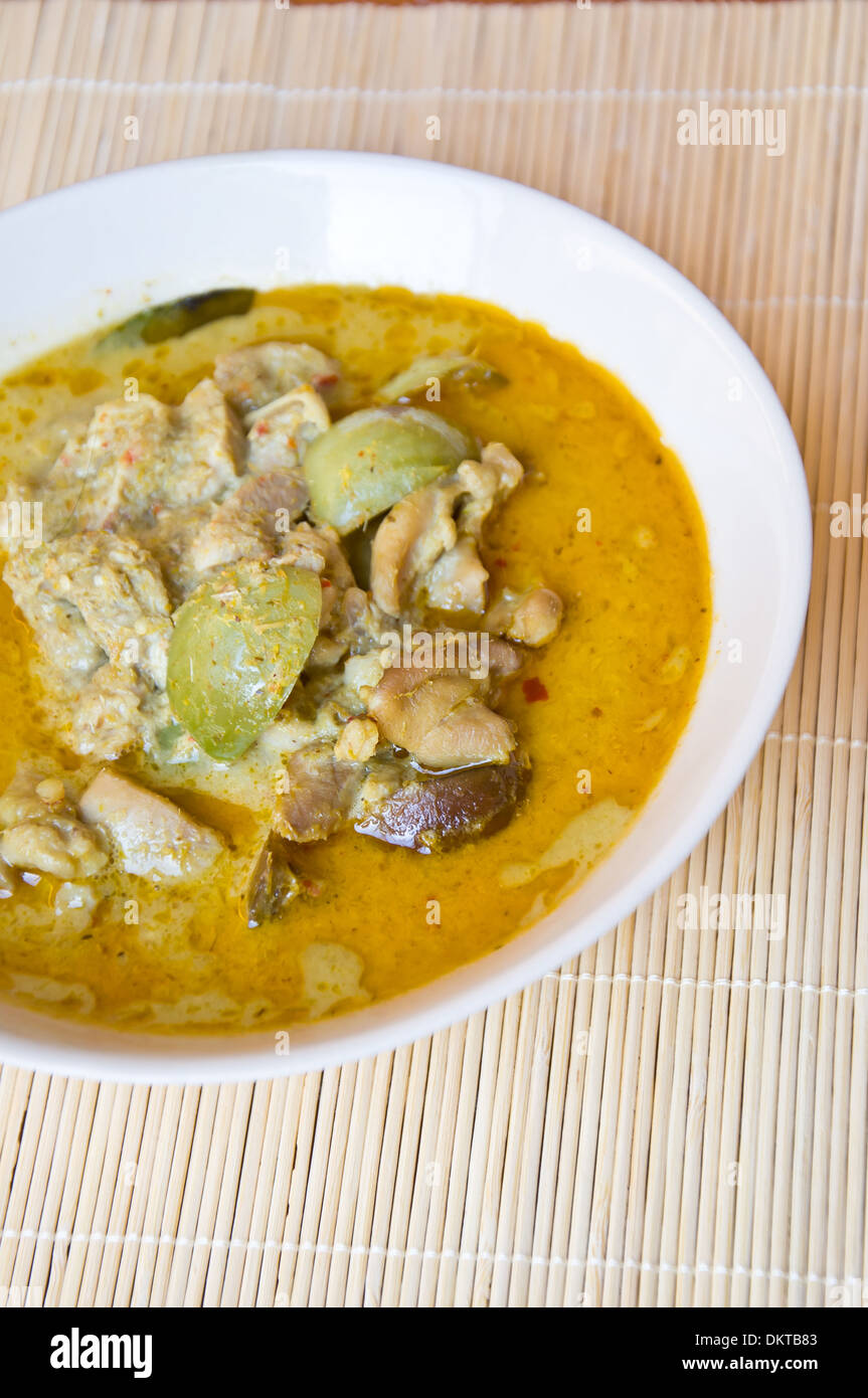 Delizioso cibo tailandese KAENG chiamata WAN KEAW KAI dal pollo e curry piccante Foto Stock