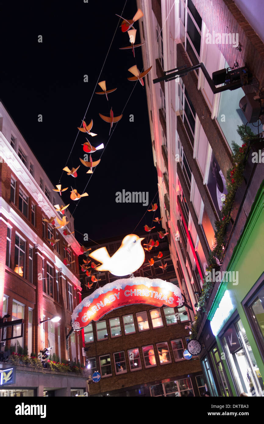 "L'Anno della Robin' decorazioni natalizie appendere al di sopra di Carnaby Street a Londra, Inghilterra Foto Stock
