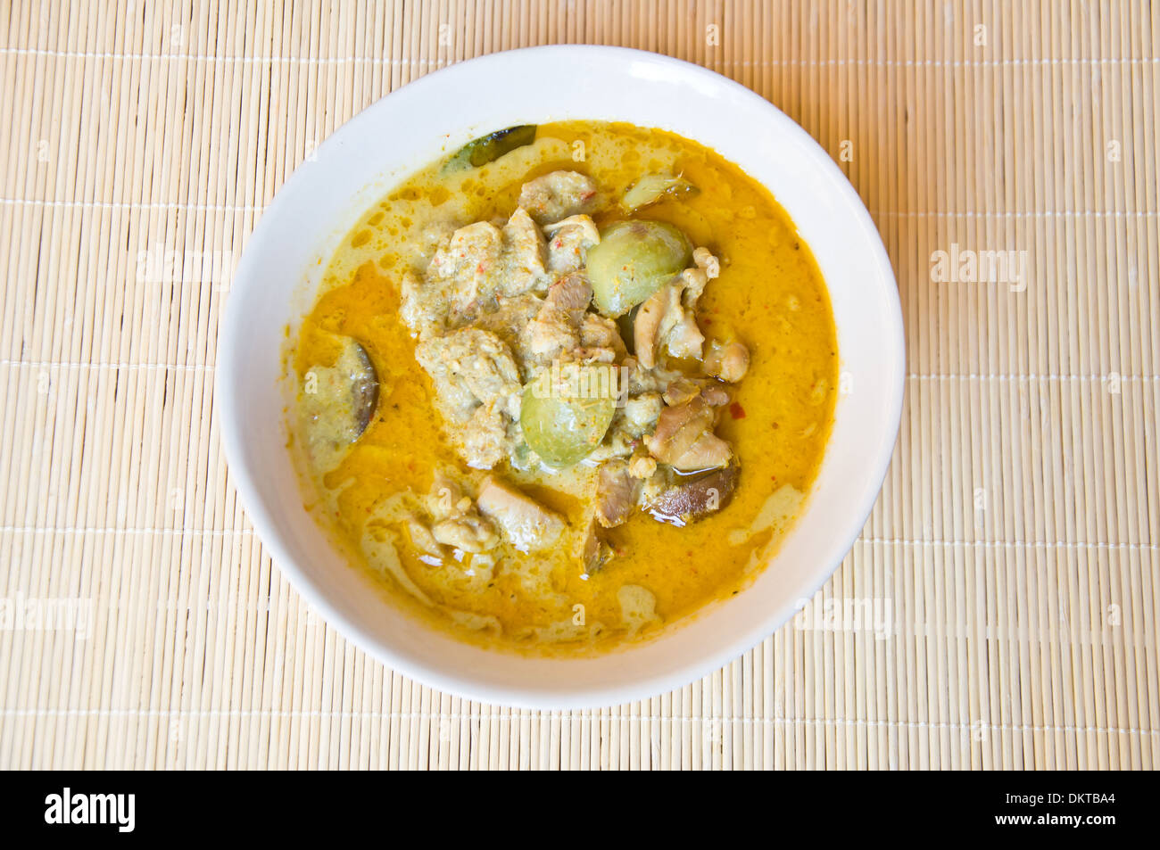 Delizioso cibo tailandese KAENG chiamata WAN KEAW KAI dal pollo e curry piccante Foto Stock