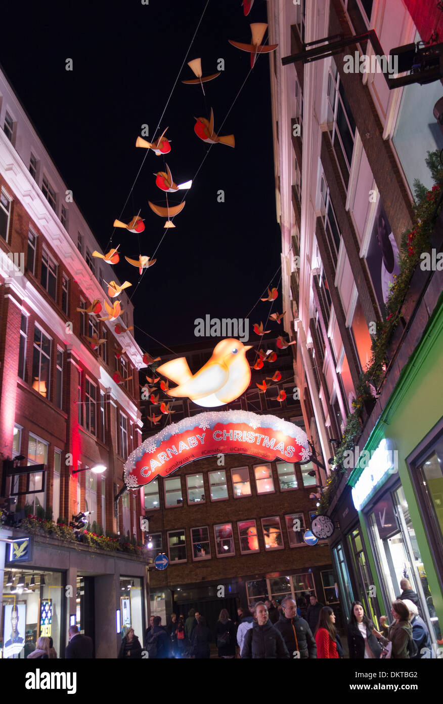"L'Anno della Robin' decorazioni natalizie appendere al di sopra di Carnaby Street a Londra, Inghilterra Foto Stock