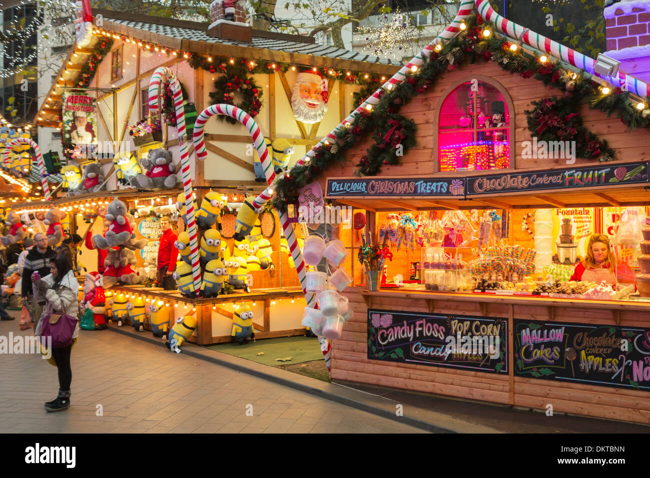 Mercatino di Natale bancarelle in Leicester Square a Londra, Inghilterra Foto Stock