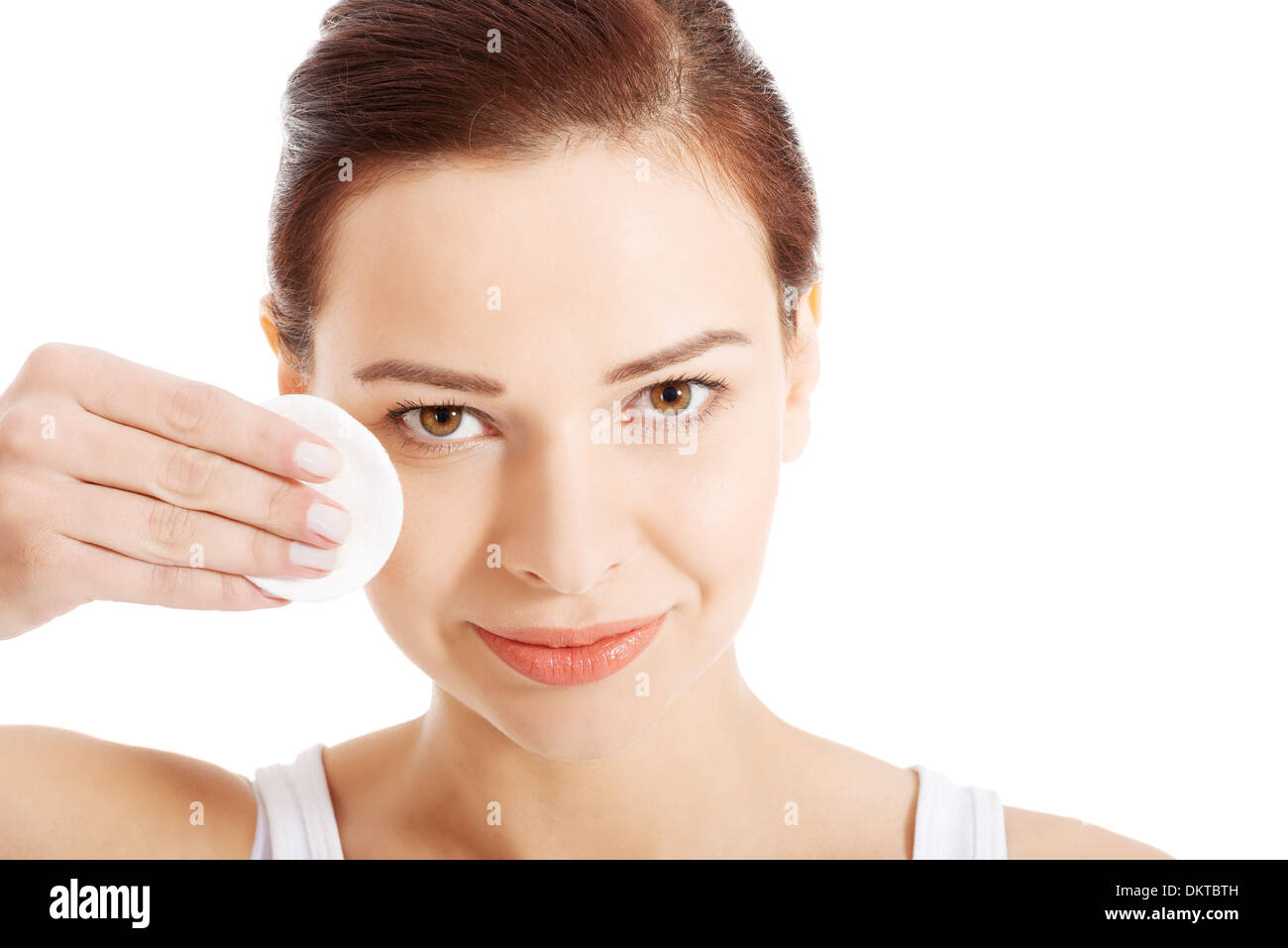 Bella donna pulizia viso con tamponi di cotone. Isolato su bianco. Foto Stock