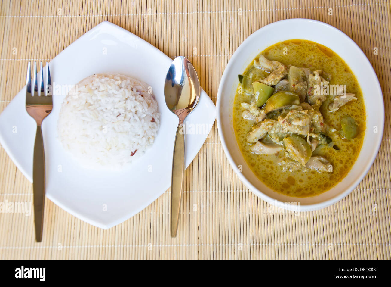 Delizioso cibo tailandese KAENG chiamata WAN KEAW KAI dal pollo e curry piccante con riso al gelsomino Foto Stock