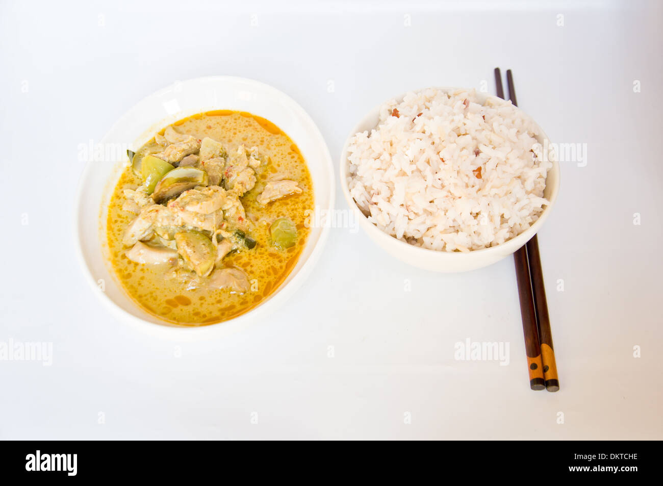 Delizioso cibo tailandese KAENG chiamata WAN KEAW KAI dal pollo e curry piccante con riso al gelsomino Foto Stock