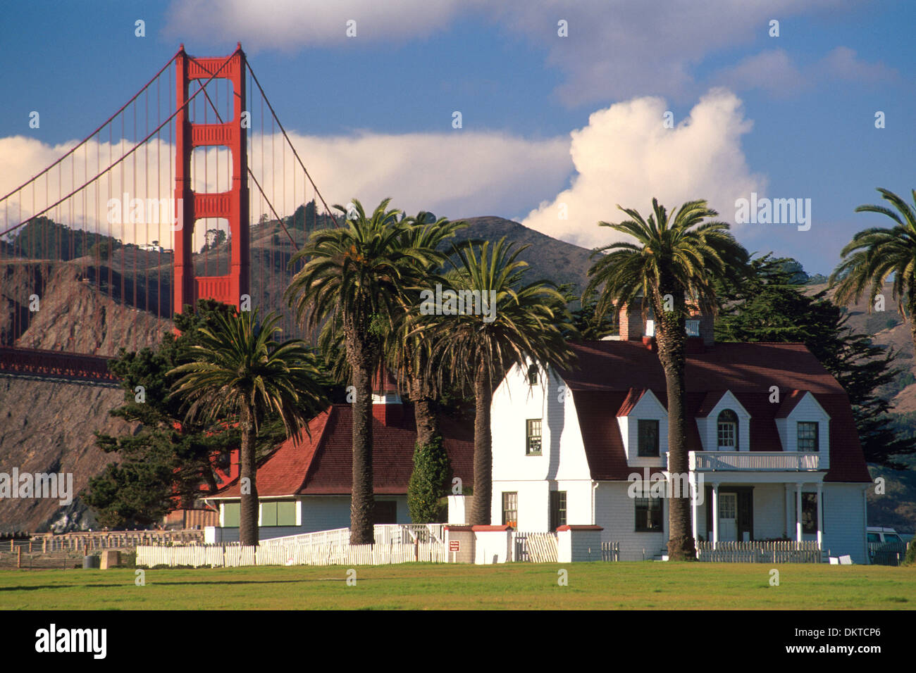 Vecchia Stazione della Guardia Costiera e il Golden Gate Bridge come si vede da Crissy Field, il Presidio di San Francisco, California Foto Stock