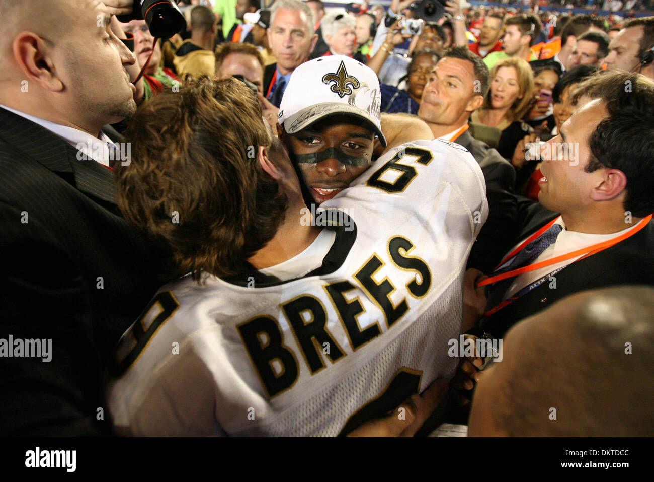 Febbraio 07, 2010 - Giardini di Miami, Florida, Stati Uniti d'America - Drew Brees abbracci Reggie Bush dopo New Orleans beat Indianapolis nel Super Bowl XLIV. (Credito Immagine: © Palm Beach post/ZUMApress.com) Foto Stock