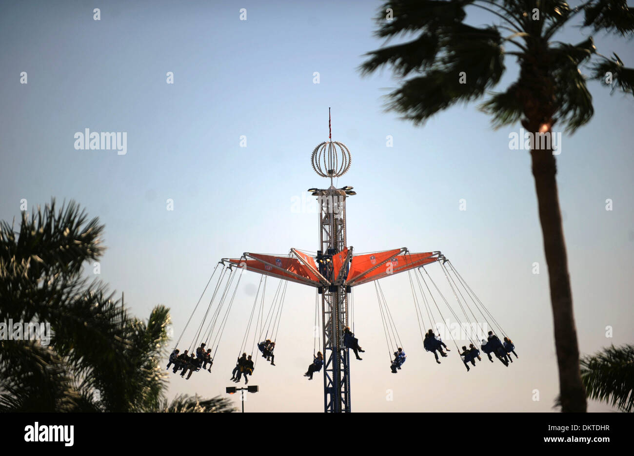 Febbraio 07, 2010 - Giardini di Miami, Florida, Stati Uniti d'America - Super Bowl XLIV appassionati di godere il gioco giorno Plaza della ventola come il sole tramonta su Sun Life Stadium. Il 2010 segna l'introduzione dell'interattiva esperienza di calcio, si trova adiacente al Sun Life Stadium, che sarà aperto per i possessori dei biglietti su game day. Quattro diversi giochi interattivi sarà una vera sfida per i fan abilità calcistiche e abbondanza di concessio Foto Stock