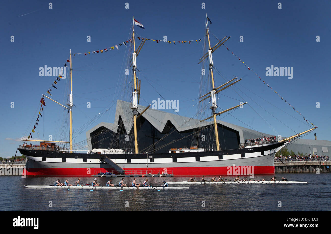 Università di Edimburgo Boat Club di attraversare la linea di finitura a vincere la gara davanti al Tall Ship, Glenlee Foto Stock