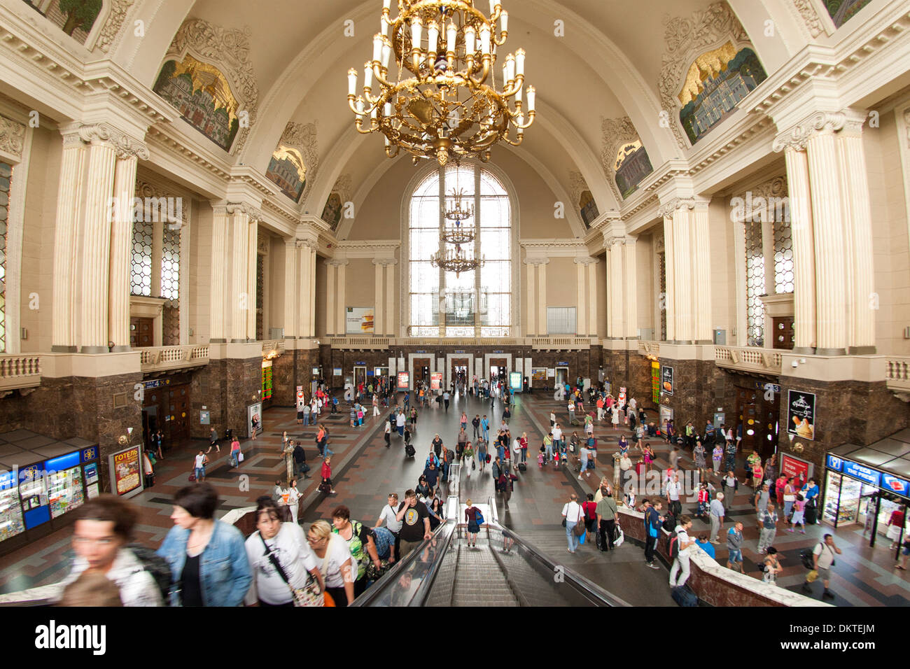 Sala principale della stazione ferroviaria centrale di Kiev, la capitale di Ucraina. Foto Stock