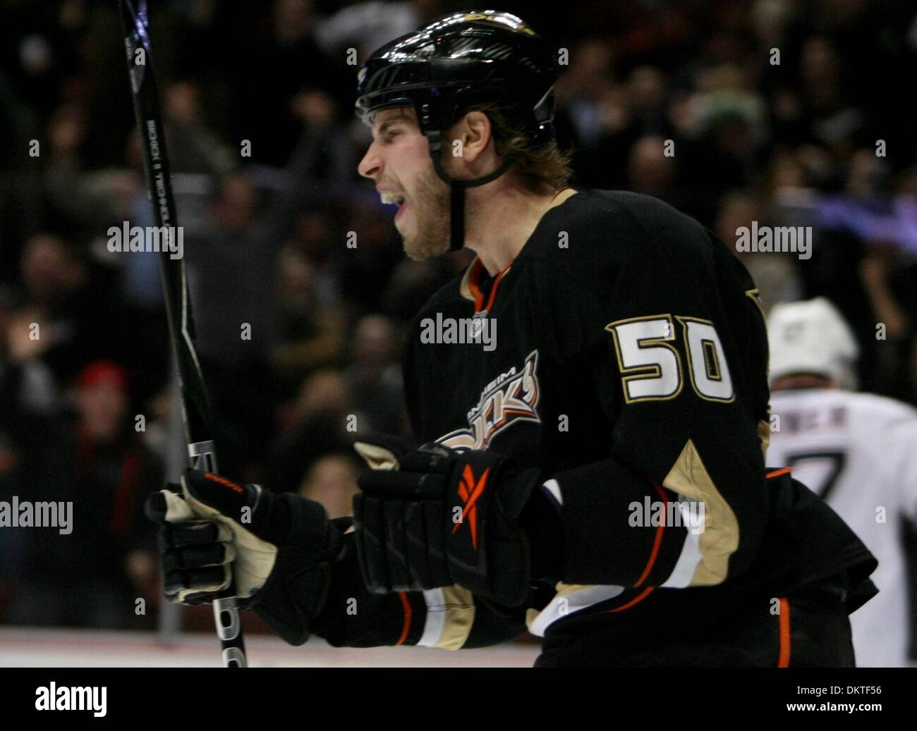Feb 10, 2010 - Anaheim, California, Stati Uniti d'America - Anaheim Ducks ala destra Troy Bodie celebra un colpo conquistati dal compagno di squadra Todd Marchant durante il terzo periodo di un NHL Hockey gioco contro i lubrificatori de Edmonton all'Honda Center. (Credito Immagine: © Mark Samala/ZUMA Press) Foto Stock