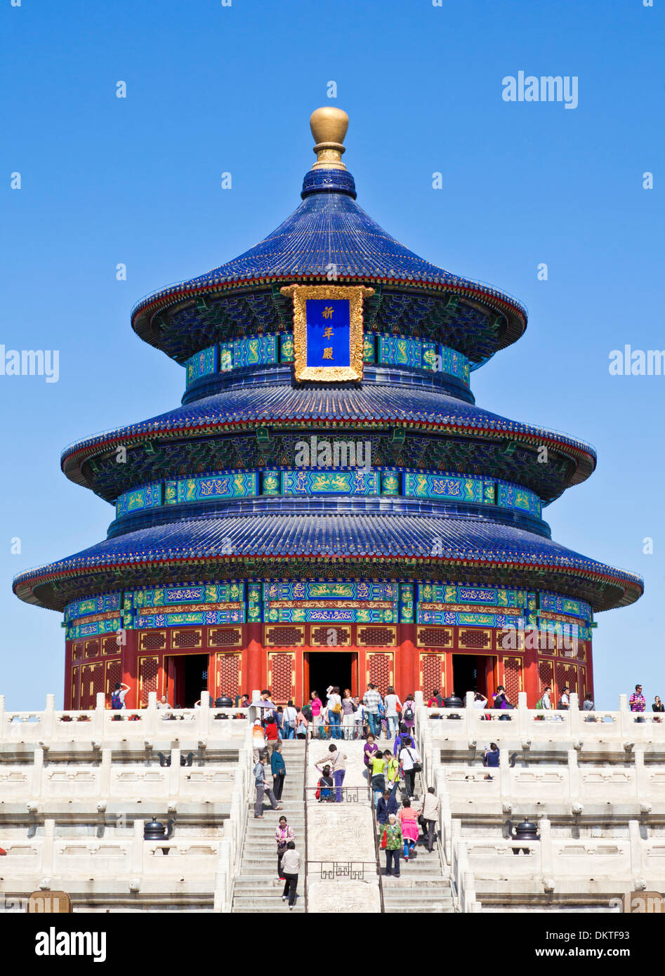 Persone che salgono i gradini Qinian Dian tempio Tian Tan complessa, il Tempio del cielo di Pechino, Repubblica popolare cinese, Repubblica Popolare di Cina e Asia Foto Stock