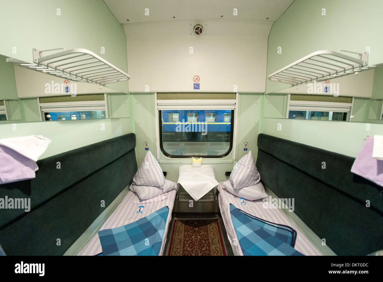 Interno di un primo vano di classe in un'Ucraino inter-city train. Foto Stock