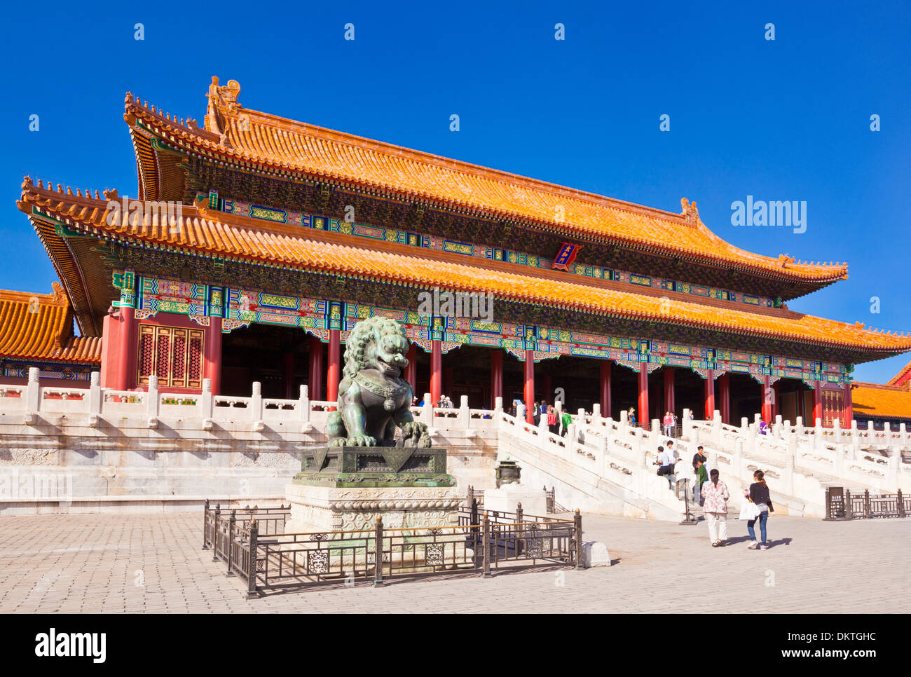 Maschio di leone di bronzo davanti alla porta della suprema armonia corte esterna alla Città Proibita di Pechino Repubblica popolare cinese Repubblica popolare cinese Asia Foto Stock