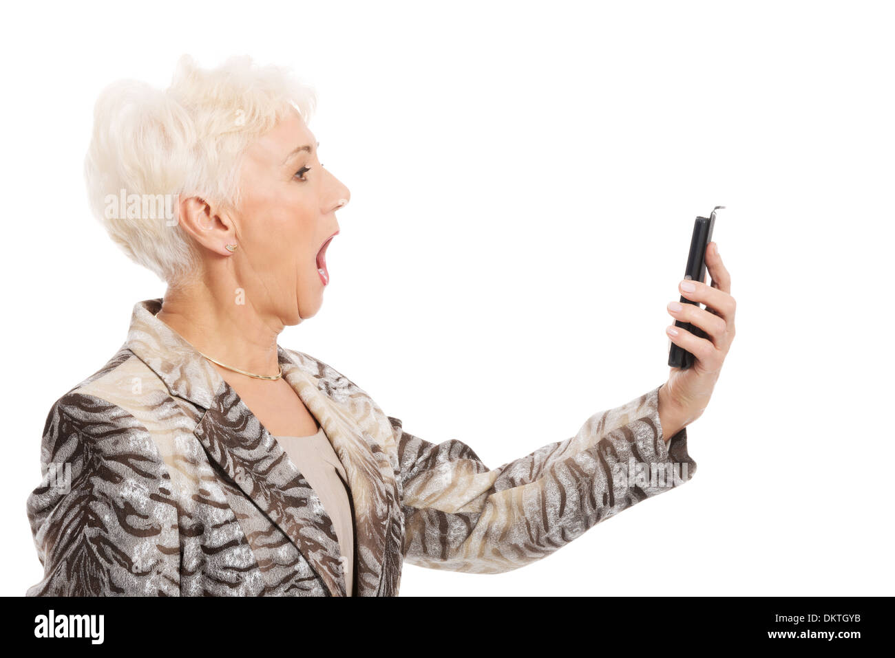 Una vecchia dama elegante utilizzando il telefono cellulare. Isolato su bianco. Foto Stock