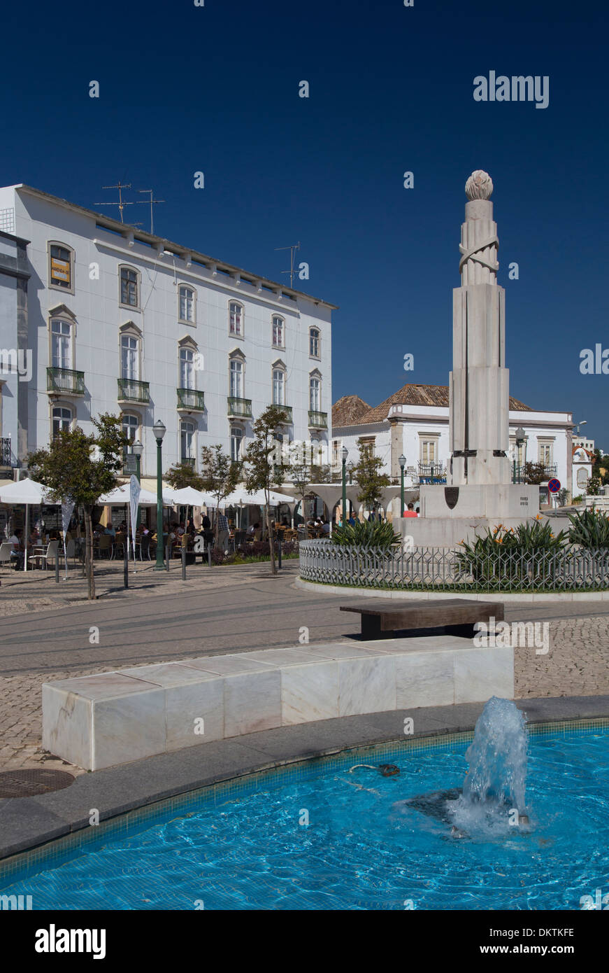 Monumento ai caduti in guerra in Piazza della Repubblica, Tavira, Algarve, PORTOGALLO Foto Stock