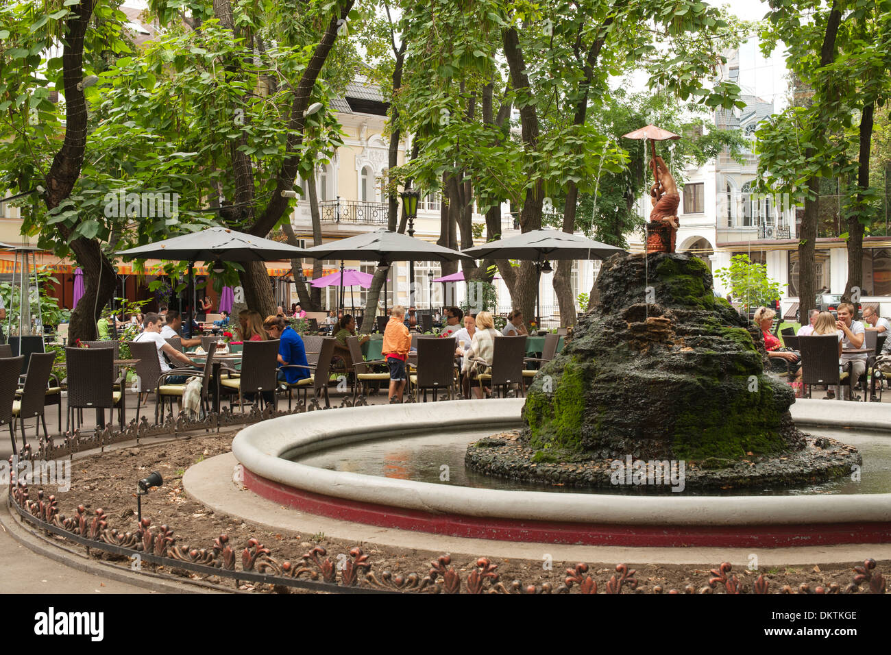 Fontana e tavole di ristorante nel Palais Royal Garden a Odessa, Ucraina. Foto Stock