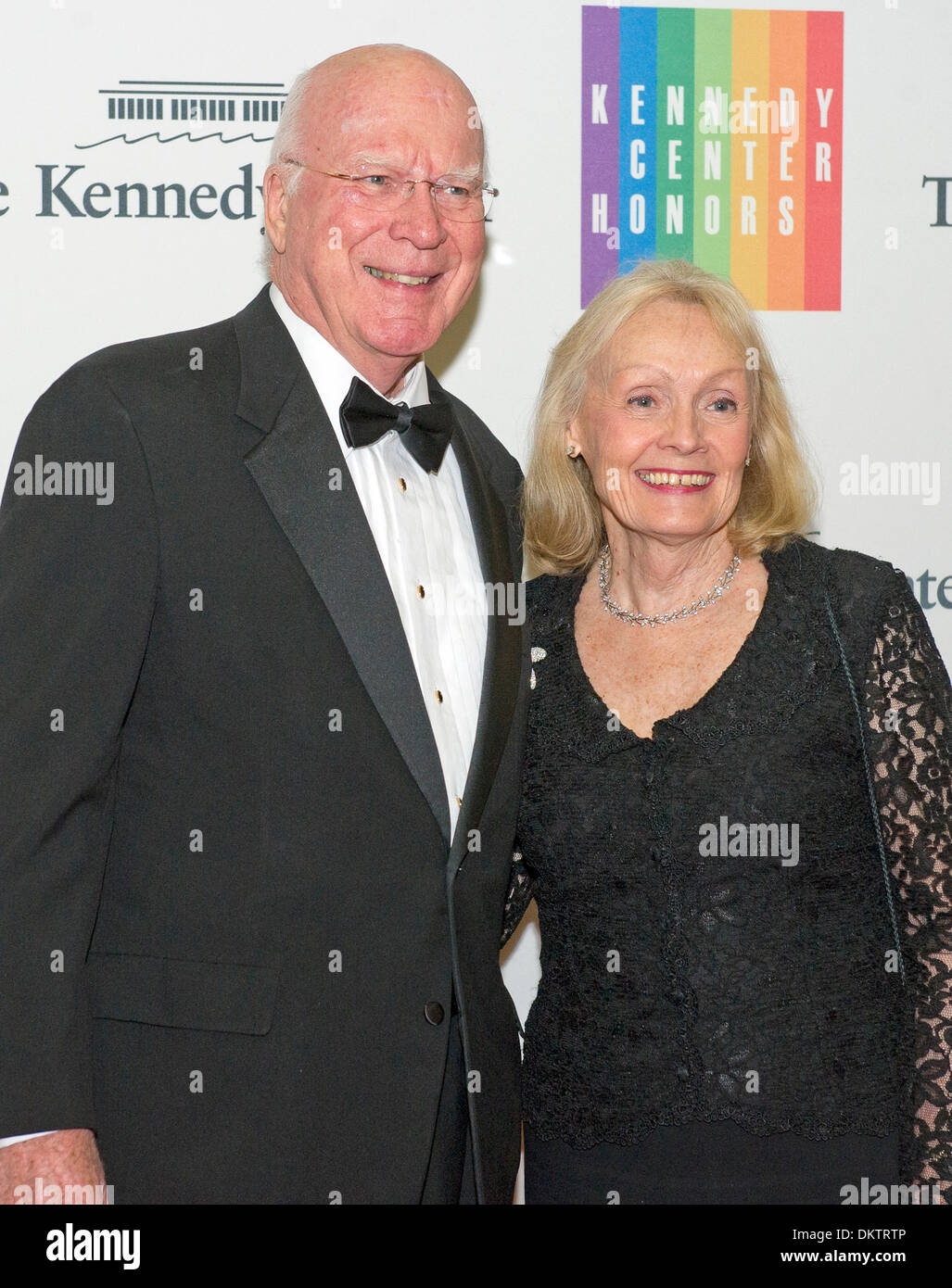 Stati Uniti il senatore Patrick Leahy (Democratico del Vermont) e sua moglie, Marcelle, arrivano per la formale dell'artista la cena in onore di destinatari del 2013 Kennedy Center Honors ospitato dal Segretario di Stato statunitense John F. Kerry presso l'U.S. Il Dipartimento di Stato a Washington, DC il Sabato, 7 dicembre 2013. Credito: Ron Sachs / CNP Foto Stock