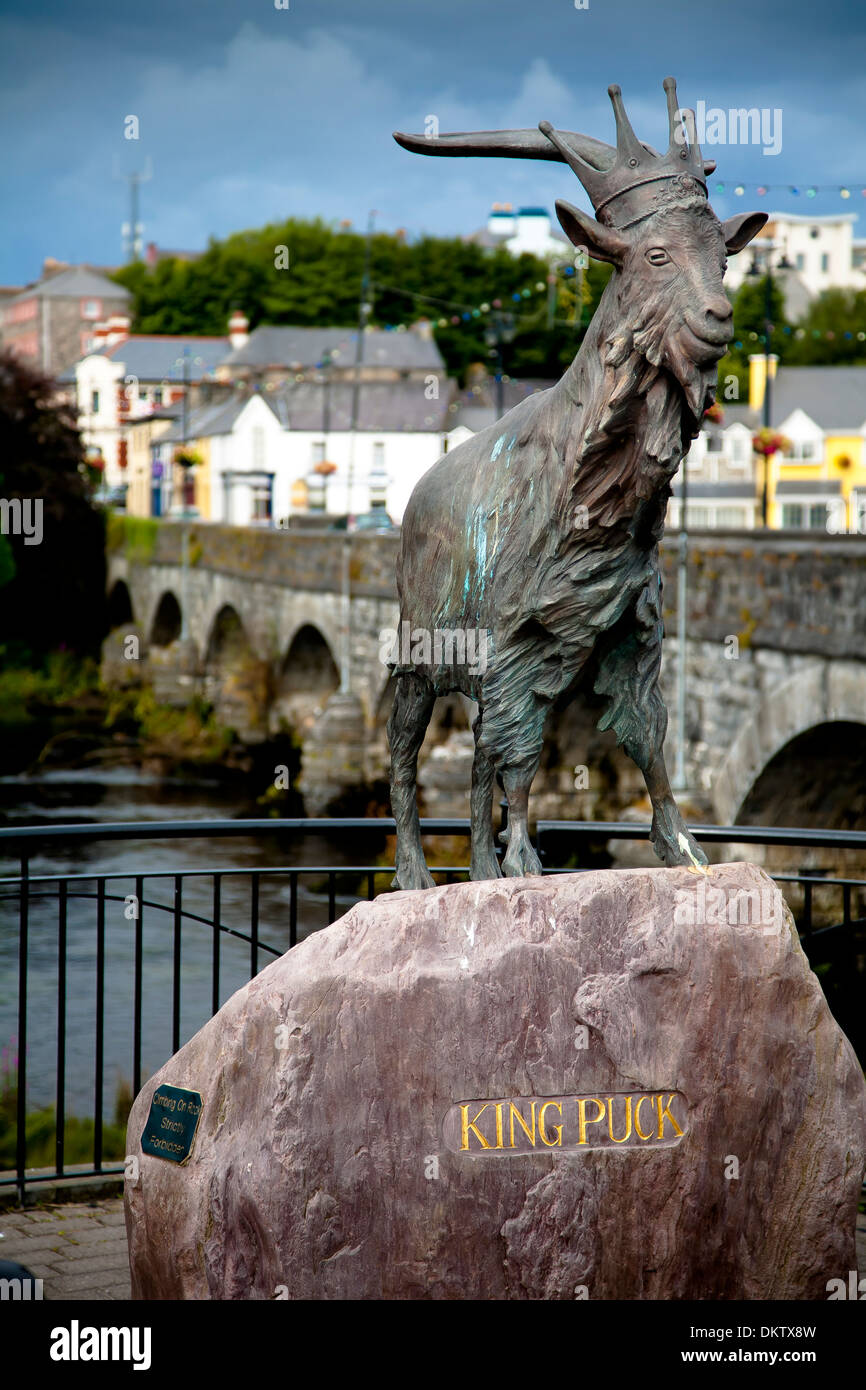 Re Puck statua in bronzo. Killorglin città. Anello di Kerry, Iberagh penisola. Contea di Kerry, Irlanda, Europa. Foto Stock