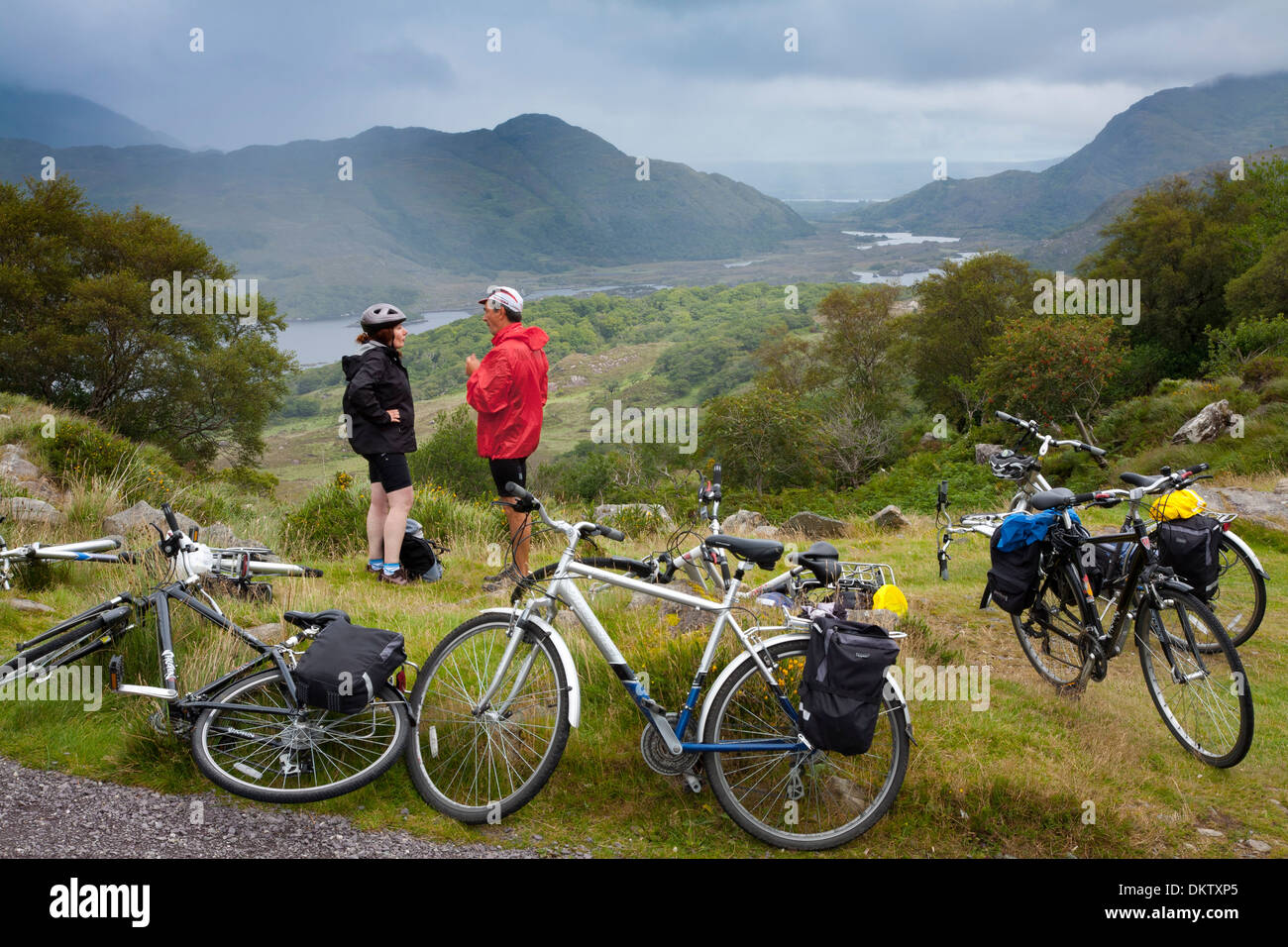 Touring ciclista e i laghi di Killarney dal Ladies View. Parco Nazionale di Killarney. Contea di Kerry, Irlanda, Europa. Foto Stock