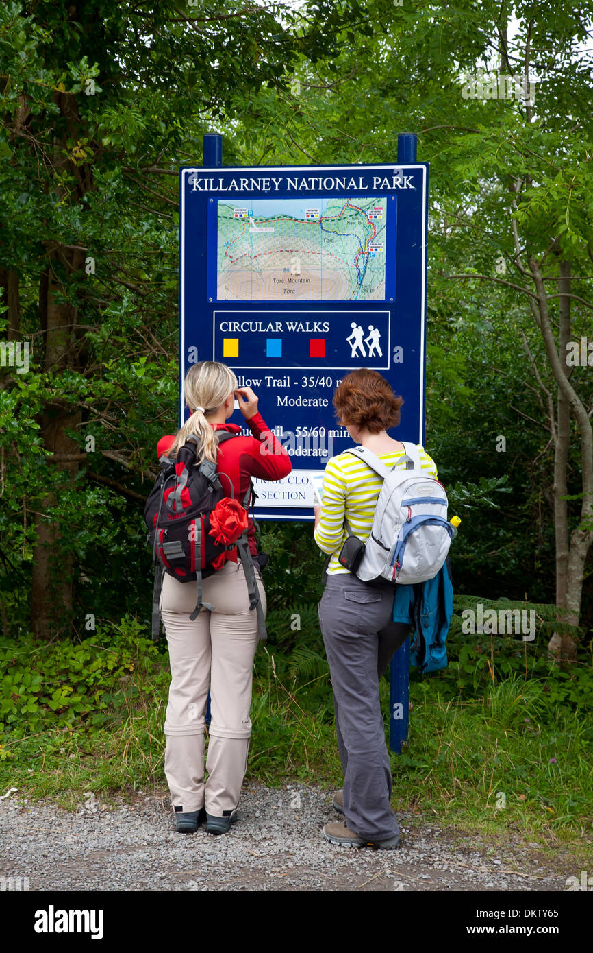 Segnale di informazione e i turisti. Parco Nazionale di Killarney. Contea di Kerry, Irlanda, Europa. Foto Stock